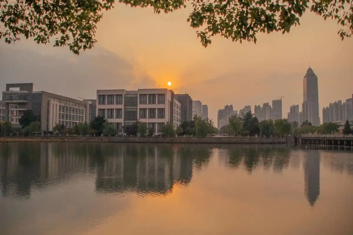 尚美湖畔#摄影 #每一帧都是热爱 #南通大学 #校园时光  - 抖音