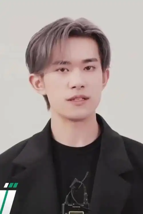 易烊千玺又换新发色!银灰色三七分,迷倒万千少女~