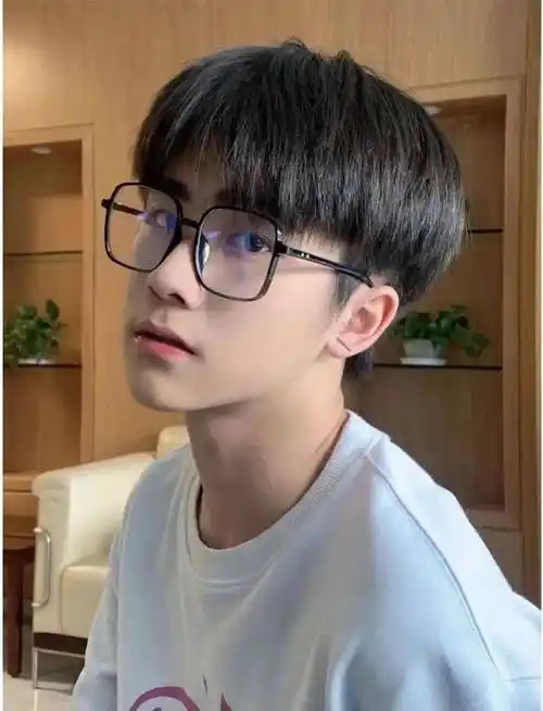 对于即将步入大学校园的男生来说,可以试试这种微分的碎盖发型,定能让