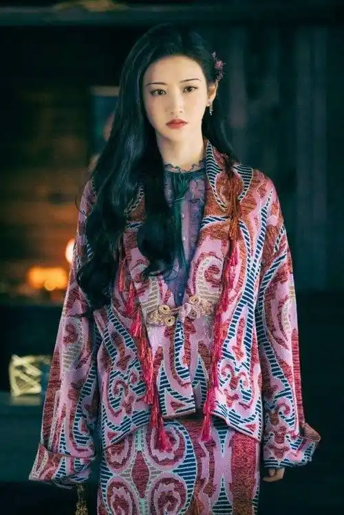 真的很羡慕司藤有那么多的漂亮衣服,小编想说藤藤子真的不是来走秀l的