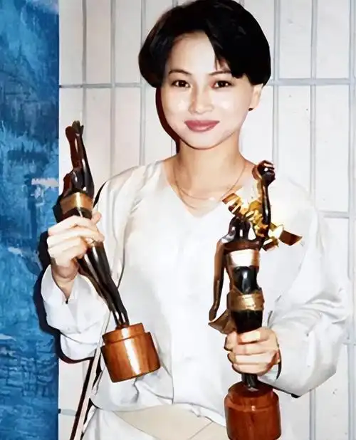 进入到2000年后,刘玉翠事业开始走下坡路,演来演去都是一些边缘的小