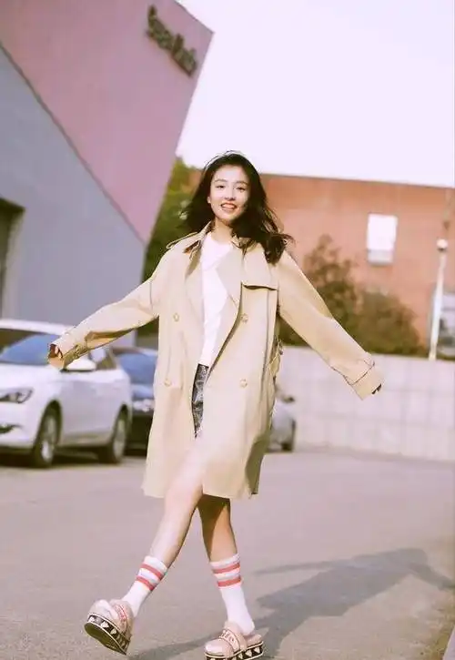 吴倩虽然身高算不上特别高,但是一套黑色上衣加超短裤,就将无处安放的