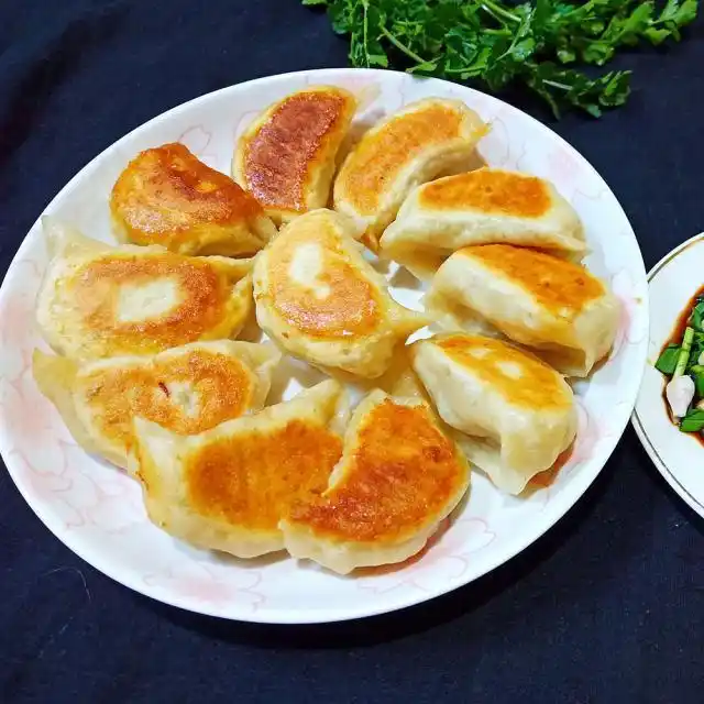 水萝卜水煎饺,金黄金黄的饺子,香极了
