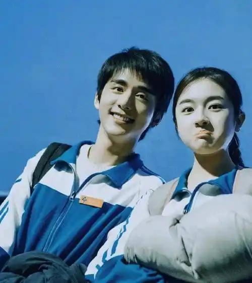 张新成李兰迪国外游玩,正脸照片遭曝光,曾合作《你好,旧时光》_网友