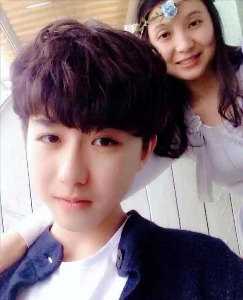 当时很多人称赞,蔡徐坤的家教好,能在选秀节目中脱颖而出,与妈妈密