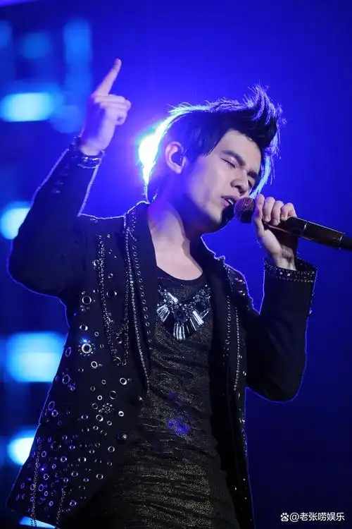 周杰伦昆凌的母亲生日照片:一个充满爱的家庭的温暖瞬间