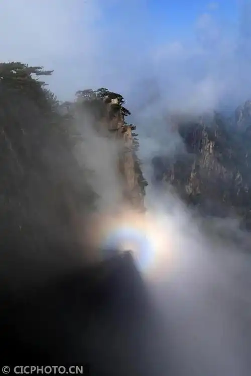 四月黄山现佛光