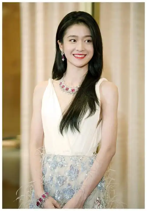 张雪迎穿羽毛裙露甜笑