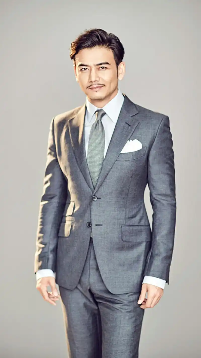 杨烁身穿纯色西装身形挺拔沉稳优雅行走的肾上素