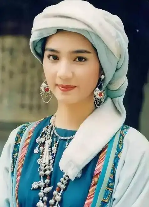 洪欣年轻时的美貌,不输李嘉欣,曾是港剧中的"宝藏女孩"!