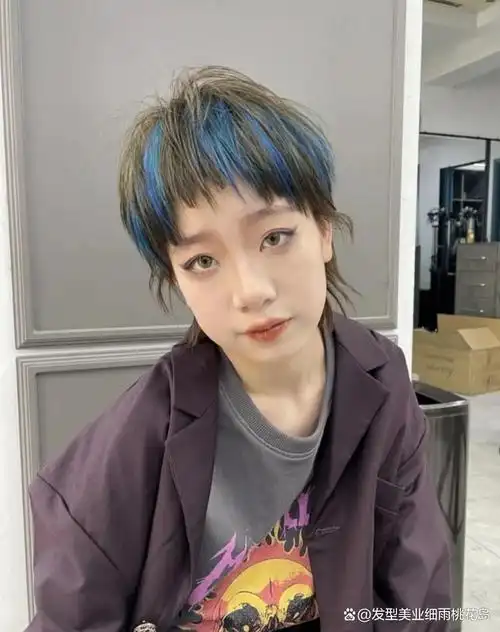 搭配精致超短碎发非常别致,染一个个性十足的发色很有