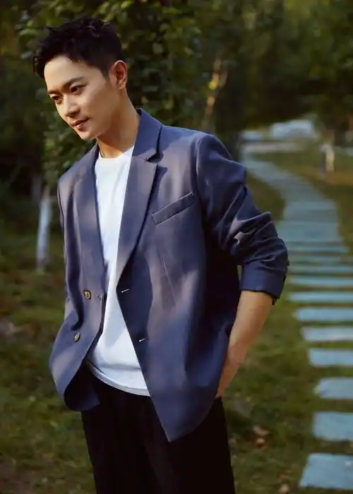 曹骏曝光初秋暖夕写真 舒适惬意氛围中彰显正气本色_白色_双目_眼眸