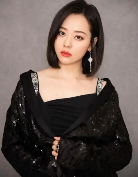 张靓颖巡回演出穿着性感,深v超短裙露大腿引争议,被质疑擦边