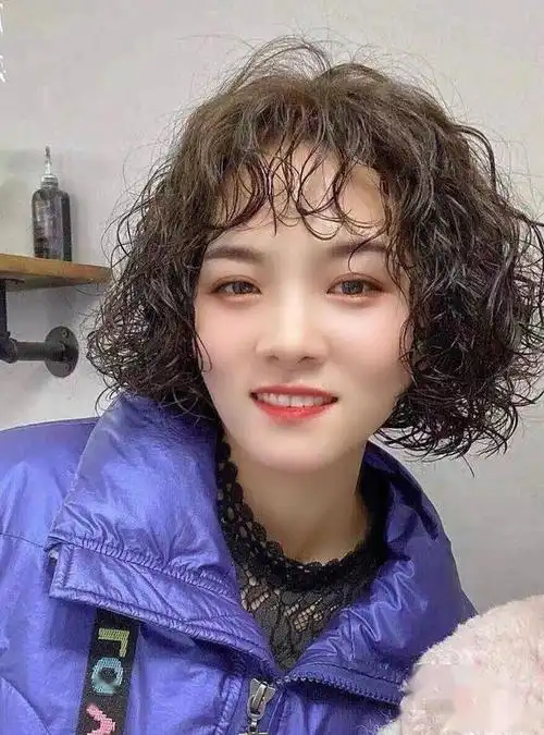 这种中小卷的全头烫发,蓬松的造型配上一个轻薄的微卷刘海,那简直是