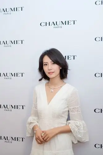 高圆圆短发亮相花园派对掀优雅感性风