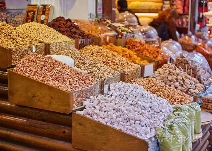 混合干坚果.各种坚果谷物在集市上出售,土耳其伊斯坦布尔