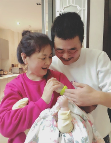 原创沈腾3岁儿子近照,穿180鞋豪宅内开超跑,五官扁平颜值被妈妈拉跨