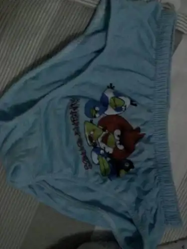 我没穿三角裤,我们班上的男生都笑我,他们都有穿三角裤,就我没穿.