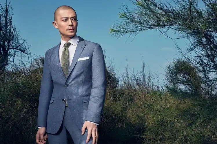 霍建华光头造型写真曝光帅出新高度风衣西装展现摩登男士蓬勃朝气