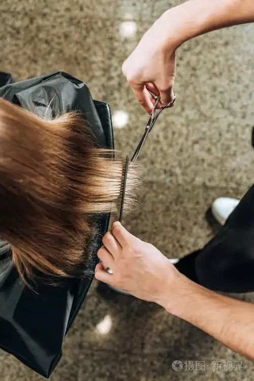 理发师剪发给美容院年轻妇女剪发的局部俯视图照片-正版商用图片15p