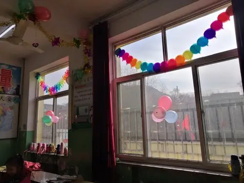 感谢所有布置教室的家长们,也感谢所有吹气球的小朋友,你们辛苦了