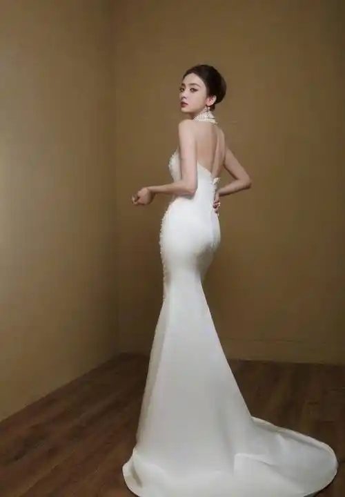 古力娜扎美到倒吸一口凉气,红色亮片裙披个长外套款款走来,美疯_穿着