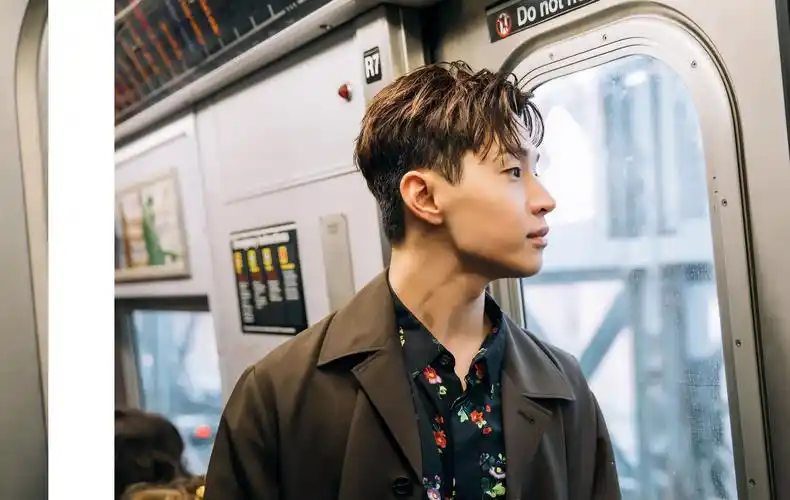 p>刘宪华(henry lau),1989年10月11日出生于加拿大,就读于伯克利音乐