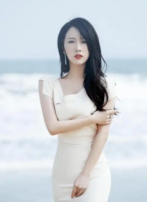 李念穿红色吊带连衣裙俏皮温柔甜成邻家小妹