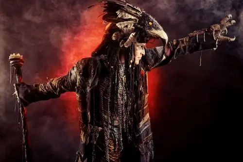 烟雾中拿着魔杖的男巫师