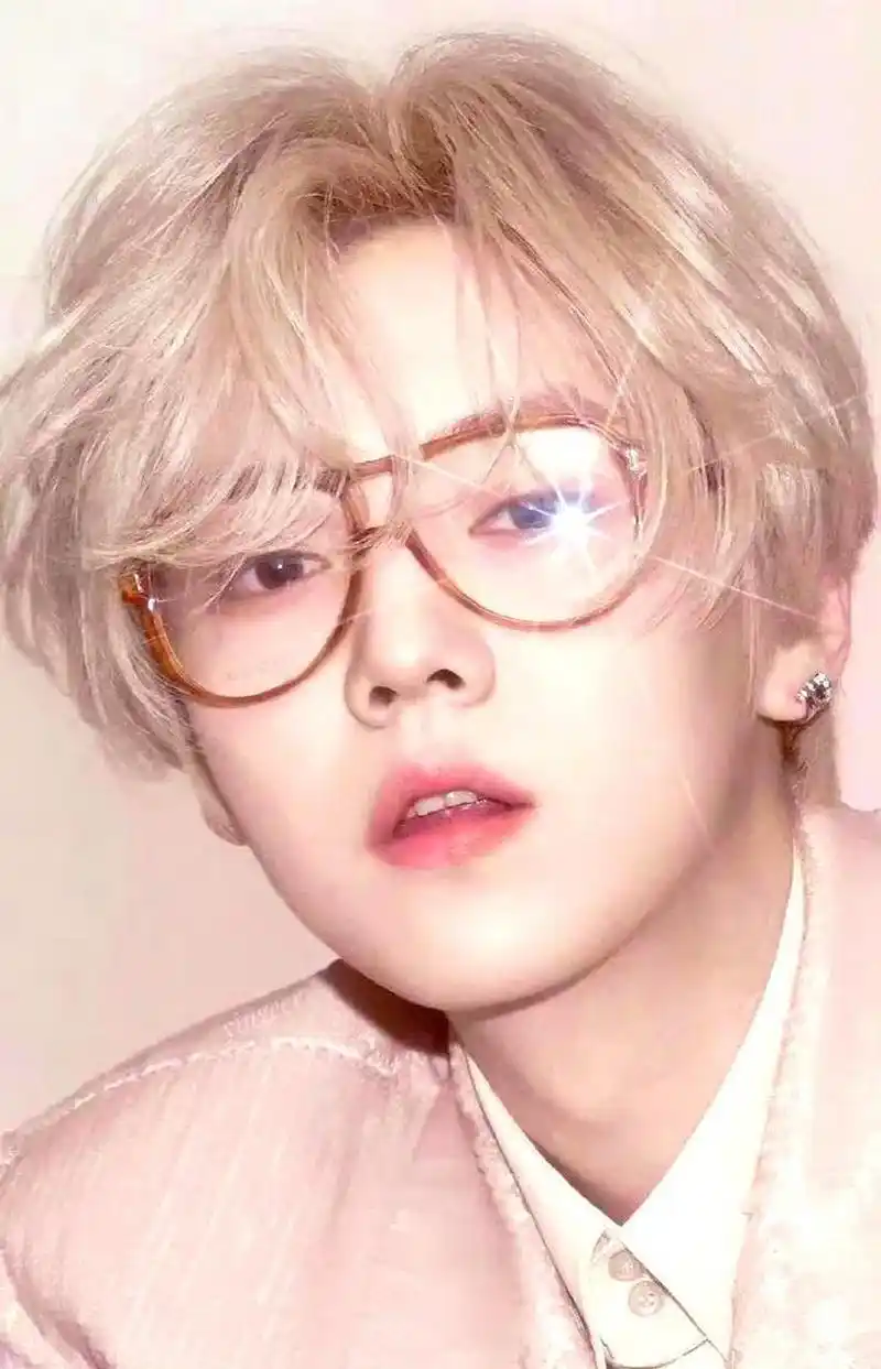 鹿晗1990年4月20日出生于北京,是一位中国男演员和歌手.