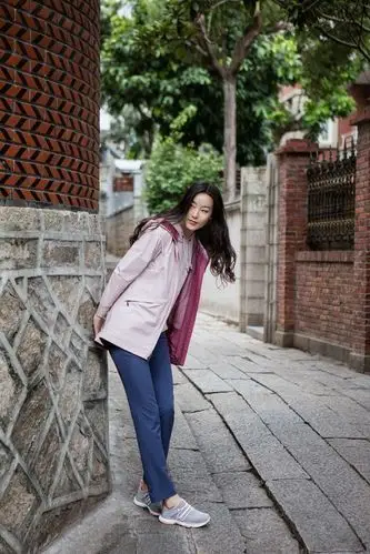 超模石闻春日大片曝光02轻松解锁时尚运动风