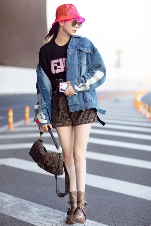 明星#受fendi邀请出席2019-2020秋冬高定女装秀的@戚薇,首组街拍便