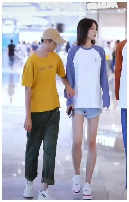 你看起来比旁边的男孩高10厘米左右.