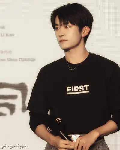 易烊千玺这个feel好港