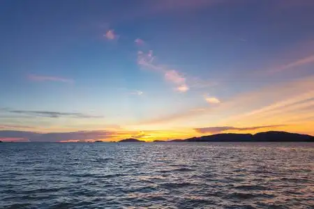 日落的天空和大海.有橙色和蓝色云彩的海滨日落.