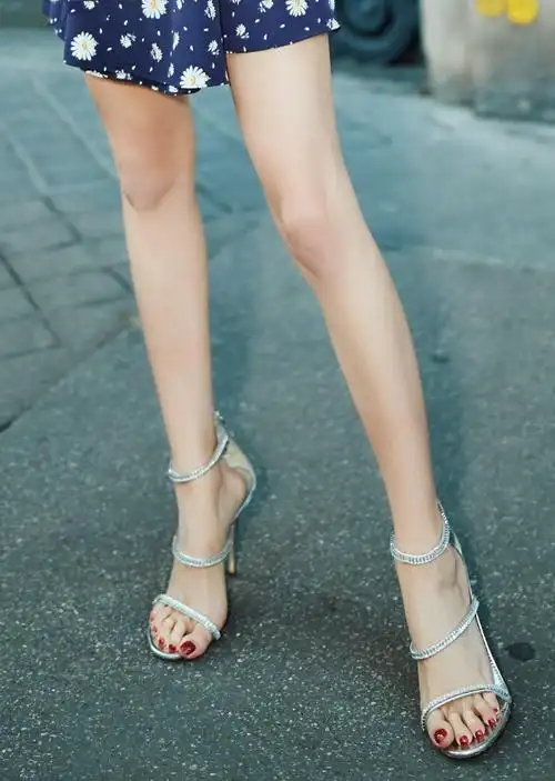 张嘉倪脚上的红色美甲太好看了 - 知乎