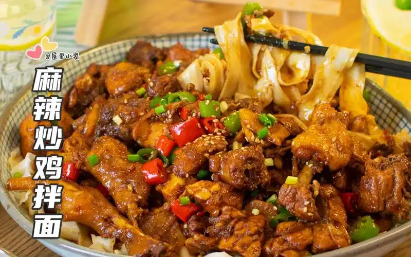 面比肉还好吃的麻辣炒鸡拌面,每根面条都挂满汤汁,搭配快乐水和冰西瓜