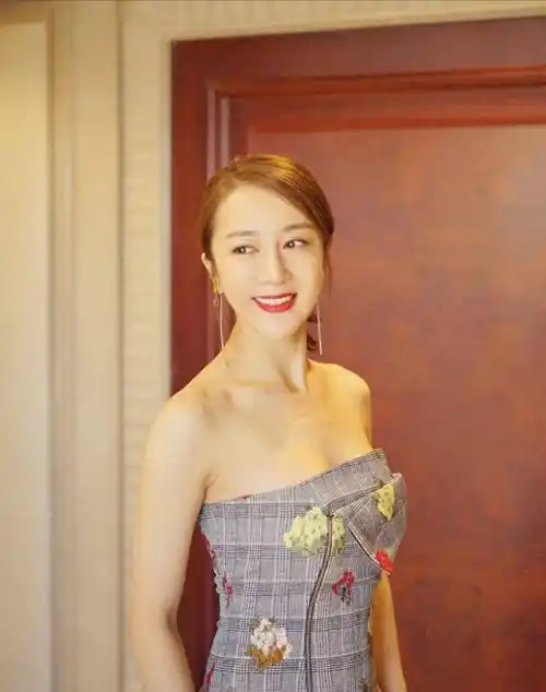 她曾是古装第一美人,被狗咬毁容后,如今40岁靠演坏女人翻身_李依晓