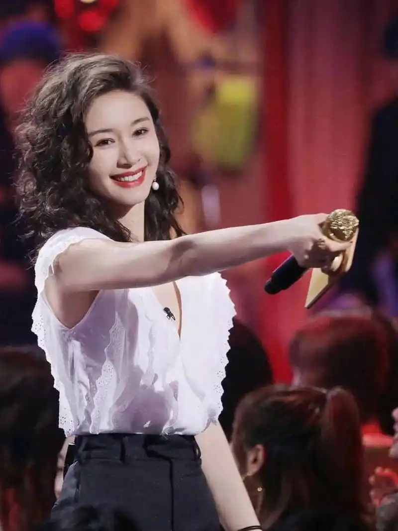 王子文卷发偏分发型好显气质