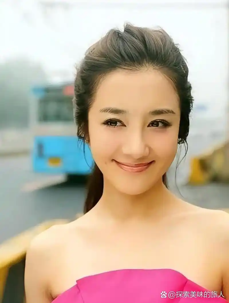 李依晓:坚韧的象征 李依晓曾是古装界的女神,但被叶璇的狗咬后,脸上留