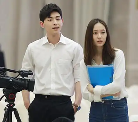 【图】毕业季郑秀晶邓伦上演跨国恋 发布会现场二人甜蜜互动