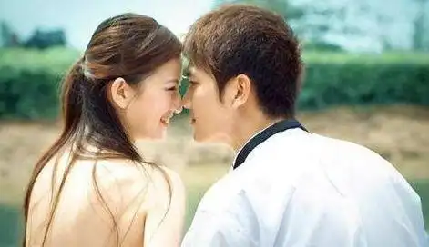 女生看到心仪的男生眼神是怎样的看出她心仪你