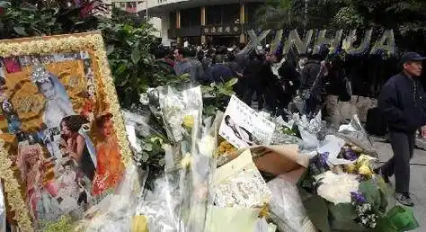 实拍梅艳芳葬礼:刘德华等抬棺,赵文卓送的花篮上八个字引人注目