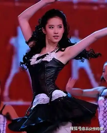 原创35岁刘亦菲为何无人敢娶当她撩裙子那一刻网友这谁顶得住