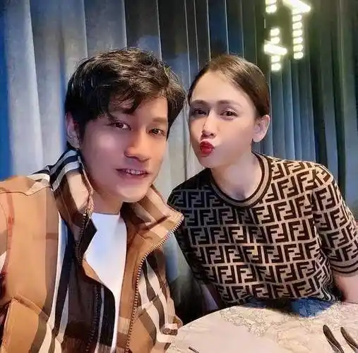 陈乔恩为老公艾伦庆生,二人笑容灿烂,幸福的一对插图5