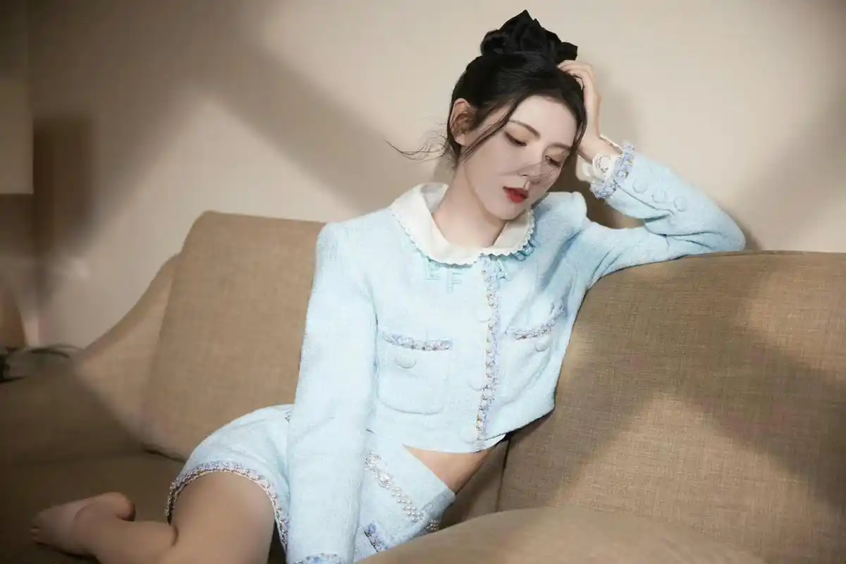 张予曦的美腿玉足真美,又白又瘦.