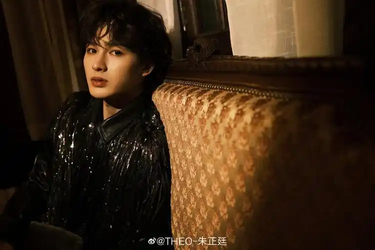 朱正廷东方卫视跨年造型,流苏皮衣英伦王子风