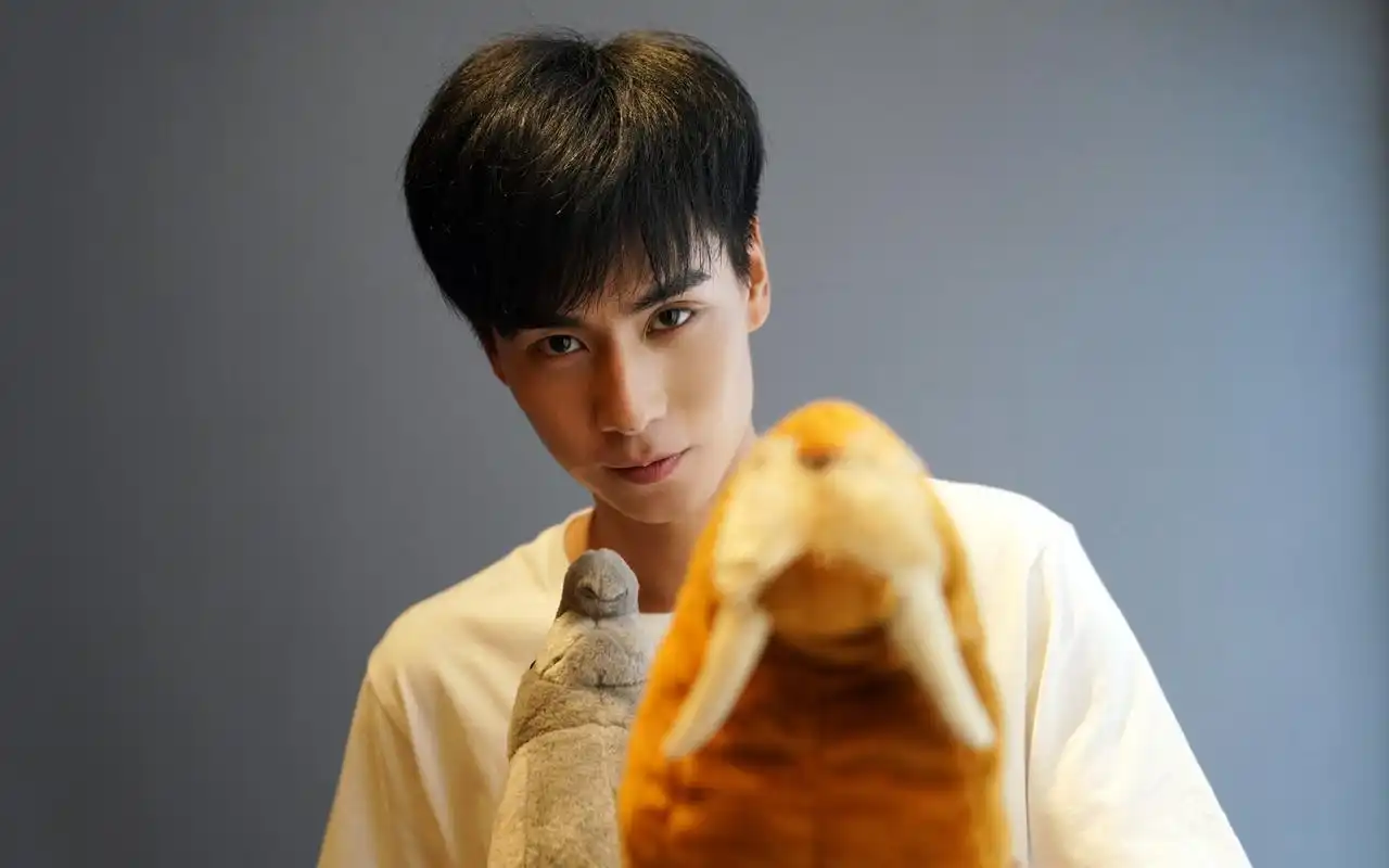 胡一天帅气写真高清电脑桌面壁纸.胡一天,1993年12月26日出生于浙江杭