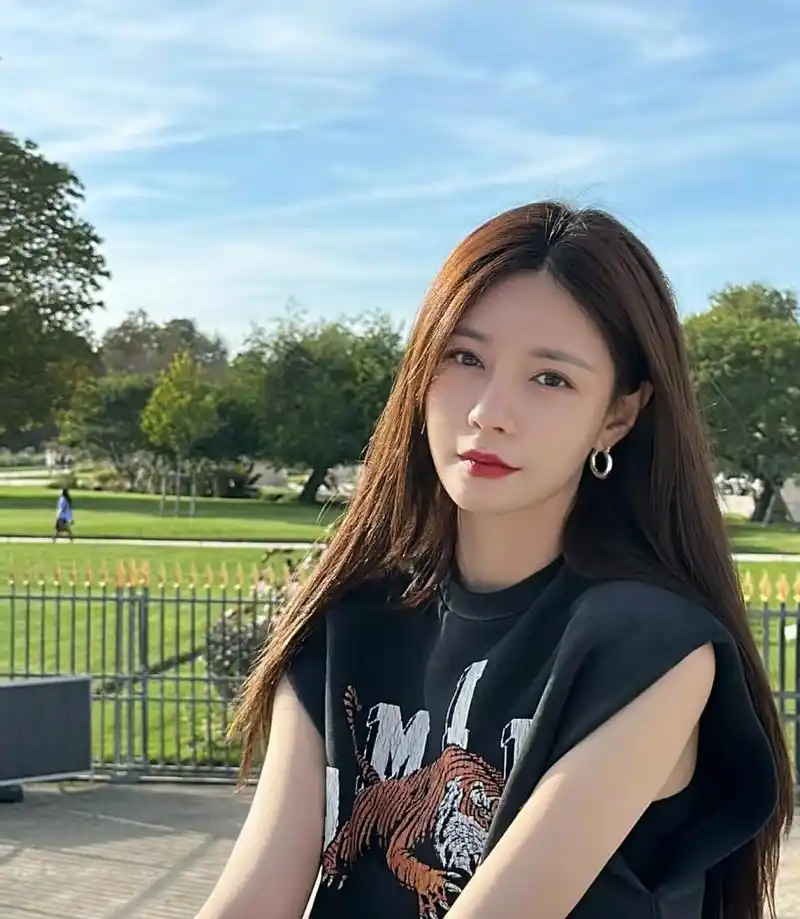 沈梦辰晒游客照秀颜值,一脸淡然沉稳的样子,都是她悠闲生活的真实写照