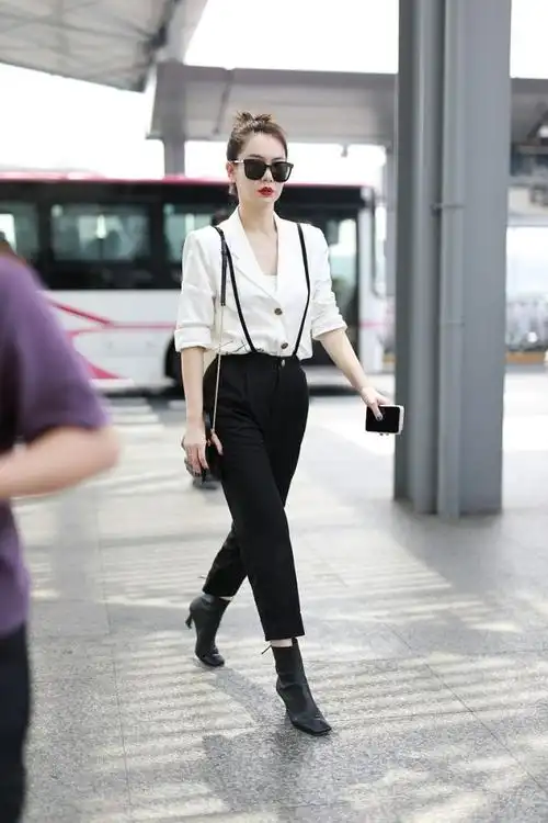 戚薇气质开挂!酒红色西服配牛仔裤"复古高贵",美出新高度_腾讯新闻